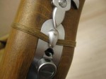 der Haken hÃ¤lt das FadenbÃ¼ndel,das Loch ist fÃ¼r den Stechstift und dient zum Einrasten des Kegels in das KrummstÃ¼ck