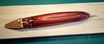 Das Leder um den Querstift macht, daß die Klinge schön festgeklemmt ist und nicht rumschlackert, wenn sie ausgeklappt ist.