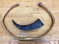 Inlays aus Horn werden angepasst
