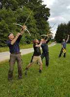 Und so macht man das richtig - Quarterpounder auf Minibogen zum flightschießen - schon e bissl bescheuert, aber immerhin um die 30 m waren drin. Man beachte: Franz' Pfeil ist gerade am abheben.