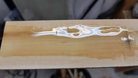Den Kleber föhne ich in der Regel mit 100° C glasklar, somit ist zum einen gewährleistet, dass das Holz optimal benetzt ist, zum anderen sind alle Mikrobläschens weg