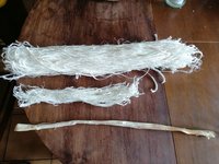 Die neuen Sehnen vom Strauss ( 57cm), daneben die alten knappe 40cm... da sieht man erst den Unterschied.