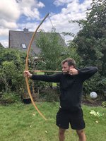 30&quot; Auszug. Ich war überrascht, wie weich sich der Bogen zieht. Und dann war ich überrascht vom Ergebnis der Waage. Mein Holler hat nur ein paar Pfund mehr, fühlt sich aber bedeutend härter an. Dass der Tiller nicht das Gelbe vom Ei ist, brauche ich Euch nicht zu sagen. Aber ich sage, dass ich es weiß :-) <br /><br />Und dass der Pfeil zu tief auf dem Bogen liegt, sehe ich auch erst jetzt auf dem Bild. Sieht doof aus...