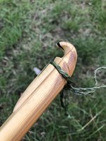 Untere Nocke. Der Haken ist für die Spannschnur.