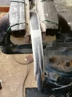 Sehnenkerben ins Horn gefeilt, ist noch ein bisschen schief...wurde aber bereits korrigiert:)