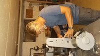 Messer wird am Bandschleifer geschliffen