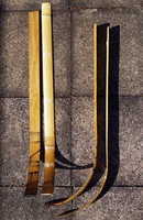 Jeweils ein Paar Osage- und Bambuslatten nach dem Biegen. Erkennbar Verdrehungen.