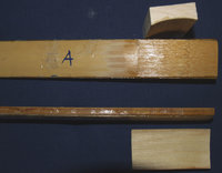 Vorbereitung Spleissbereich-Verstärkung an beiden Lattenenden, Aufklebung auf die rückenseitige Bambusauflage, Rillen, Klebstoff Hasenhautleim 25%ig. Ahorn-Klötzchen. Das später eingespleisste Mittelstück hat die Form eines osman. Kompositbogens, d.h. Wölbung zeigt Richtung Ziel.