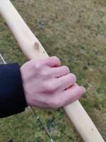 Die Griffposition über dem Astloch