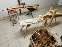 Ulme entrindet, gemessert und eingespannt.jpg (333.67 KiB) 2428 mal betrachtet Ulme entrindet, aufs Mark gemessert (hier habe auch ich erkannt, dass mein Hartriegel eine Ulme ist) und ins Korsett gezwängt.