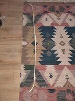 20220109_141550.jpg (743.84 KiB) 3772 mal betrachtet Ich habe den Bogen mit Hufhobel, Ziehmesser, Schweifhobel und Ziehklinge soweit runtergearbeitet bis er sich im Bodentiller leicht biegen hat lassen. Danach gings ins Wohnzimmer zum trocknen.