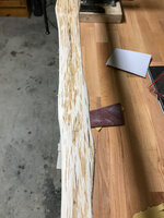 3redoak-ruecken2.jpg (1.67 MiB) 6046 mal betrachtet Rücken leicht angeschliffen, so sind die Wellen sichtbar.