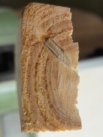 Runtergearbeitet. Der dicke dunkle Ring links im Rohling wird herausgearbeitet