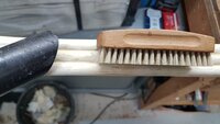 Klebestellen abbürsten und Staub absaugen