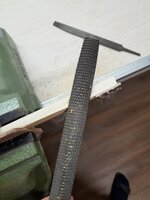 Tipps mit der Raspel seitlich verjüngen. Hierbei kann man gut noch leichte seitliche Korrekturen der Sehenenlage vornehmen