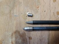 Das Metallstück neben dem Pfeil hab ich innen von der Spitze abgeschnitten