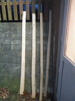 Direkt im Wald den Großteil der Rinde abgezogen und daheim gespalten. Die zwei dickeren sind haaaart an der Grenze was den Durchmesser angeht.