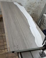 hier wird die Platte für die Form zersägt