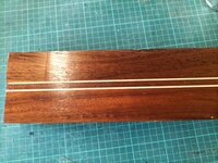 Teak mit Zierstreifen