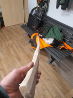 Der Rohling ist grob auf 30*30mm zurechtgeschnitten und trocknet nun in der Werkstatt vor sich hin. Wenn ich mir so die Späne anschaue und wie diese brechen mach ich mir keine große Hoffnung.