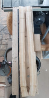 aufgesägt, man sieht wie nass das Holz ist (das dunkle)