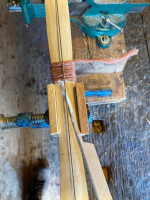 Vor dem Verkleben mit Epoxi oder Weissleim wird der Einschnitt auf BEIDEN Flächen gut mit Kleber bestrichen, gleiches mit dem Keil der dann wieder in den geöffneten Einschnitt locker eingesetzt und verpresst wird.