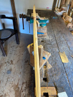 Durch seitlichen Druck auf den WA wird der Einschnitt so weit geöffnet, daß er Keil leicht eingesetzt und die Sehnenlage kontrolliert werden kann