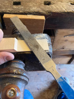 Den Keil von einer Leiste aus- aber nicht abschneiden, was eine allfällige Nachbearbeitung deutlich erleichtert