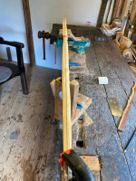 Ein WA wird fixiert, während der zweite WA frei "pendelt" Die Sehnenlage wird korrigiert und der WA fixiert. Am Bild mit Holzwinkel, oder mit einer Schraubzwinge die man an der Arbeitsfläche festklemmt und dann entsprechend verdreht.