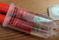 Mit 20 min 2k Epoxy eingepinselt. Den hab ich mal bei einem Discounter Recht günstig gekauft.Sollte für die Wickelung ausreichen