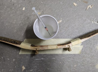 Keile mit 5 Minuten epoxy eingeklebt und dann mit Spritze und dünnflüssigem Harz die Risse gefüllt