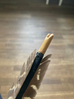 Das ist der alte Pfeil mit dem Nocktreffer. den lädierten Teil unmittelbar nach der Abschlusswicklung abgeschnitten, Konus reingebohrt und neue Nocke eingesetzt - hält noch immer