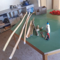 Aufgeschnitten und im Griff einen Hauch eingesägt und gleich Leim drauf im der leimflasche ist normaler Leim kein d3