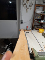 Rinde mit Ziehmesser und Löffelmesser sauber gemacht