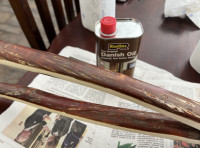 1. Schicht Danish Oil, die Rinde kommt gut