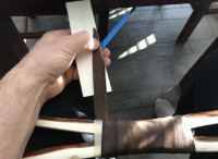 Ausdünnen des Lederstreifens im Randbereich mit dem Skalpell über die Holzbrettchenkante.