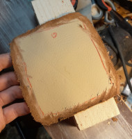 Die Ränder mit Kontaktkleber nach innen umschlagen ergibt ganz saubere, nicht dick auftragende Kanten