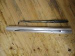 1.Bauhaus Alurohr mit Innendurchmesser 12 (bei 12er Bolzen)Stahlrohr wäre <br />   besser aber das gab es nicht in den Maßen . <br />2.Kurve anzeichnen und ausbohren<br />3.mit Stechbeitel in Längsrichtung Stege durchtrennen<br />4.Kurve feilen<br />5.alten Holzbohrer flach schmieden ,abbiegen und als Ziehwerkzeug schleifen<br />6.am Ziehwerkzeug die Kante zur Kurve hin abrunden(damit Kurve erhalten bleibt)