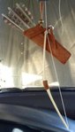 Bogen aus Bambus (Essstäbchen), Pfeile aus Zahnstocher, Befiederung mit klitzekleinen (Turmfalken?)-Federn. Köcher und Griffstück aus Wildleder...