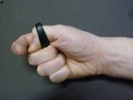 Die 69: Die Daumenspitze steht steil auf dem Mittelgelenk des Mittelfingers (einige stecken sie sogar leicht unter den Mittelfinger). Der Zeigefinger ist hier zu Darstellungszwecken &quot;abgehoben&quot;, er liegt eigentlich auf der Daumenspitze auf.