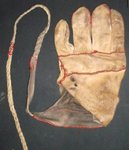 Handrückenansicht...<br />Wie man sieht, habe ich den Handschuh<br />aus Reststücken zusammengenäht...<br />Die Fingerlinge wurden einzeln <br />zusammengenäht und dann erst am<br />Rest des Handschuhs angenäht...