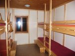 Schlafzimmer (es gab jeweils drei Zimmer mit 8 Betten und ein Zimmer mit 3 Betten)