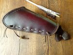 Armschutz Leder punziert geflochten gefärbt bogenhandschuh schnellverschluß messer hornknopf handarbeit 5.JPG