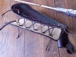 Armschutz Leder punziert geflochten gefärbt bogenhandschuh schnellverschluß messer hornknopf handarbeit 6.JPG