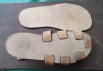 DSCF5116.JPG (111.19 KiB) 15805 mal betrachtet Der Sitz und die Nahtstellen werden <br />auf der Unterseite des Fußbetts angezeichnet.<br />Ist das Ledermaterial ausreichend stark,<br />kann man die Auflageflächen der Riemen<br />im Fußbett versenken, so daß man <br />dort wieder eine einigermaßen<br />glatte Fläche kriegt...<br />Das Fußbett wird an den Rändern <br />eingekerbt, damit die Riemen<br />später nicht an den Sohlenrändern<br />"herausquellen"...