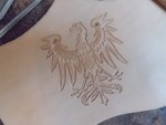 Armstulpe leder punziert wappentier eichenblatt gefärbt handarbeit handvernäht used optik lederschnürung veritas lederarbeiten 13.JPG