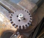 Mit einer Großen Flex den Kreisumfang grob freigeschnitten, mit einer kleinen Flex die Zahnlücken freigelegt (ging mit ner 1mm Scheibe wirklich super) und mit einer Fächerscheibe den Umfang ein wenig bereinigt.