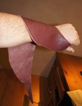 Die eine Lasche braucht man zum festhalten. Man könnte natürlich auch noch einen Handschutz daraus machen. Ich weiß aber nicht ob die Schlaufe nicht für den Halt wichtig ist.