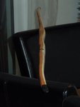 Am Bauch mit irgend einem rot-braunen Gewehrschaft-Öl gebeizt und schwarze &quot;Hornnocken&quot; aufgemalt...