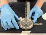 Archaeologie-Ein-praechtig-verzierter-Zaumzeugbeschlag-aus-versilberter-Bronze.jpg